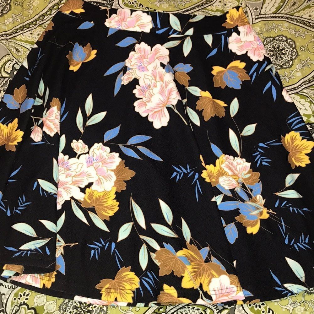 Plus size floral skater skirt - Picture 2 of 3